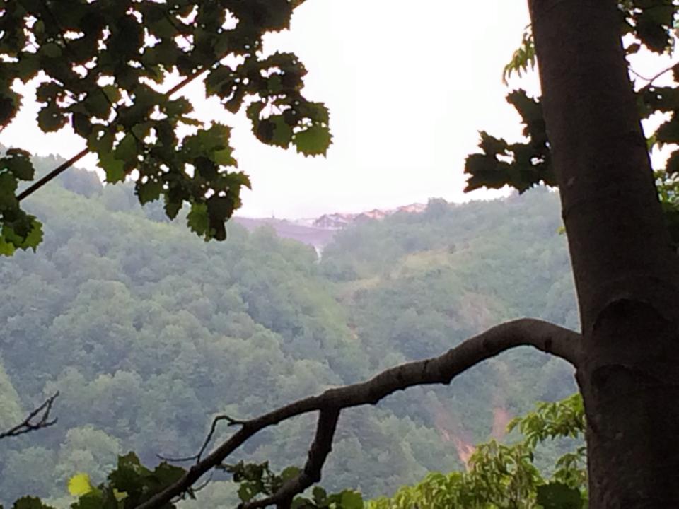 途中 天元台高原のレストハウスが見える