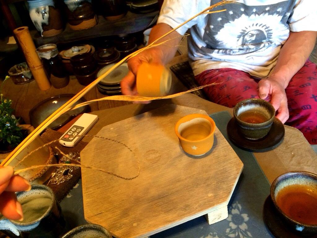 水野先生から 稲わらや依った糸や 器を見せて頂いて