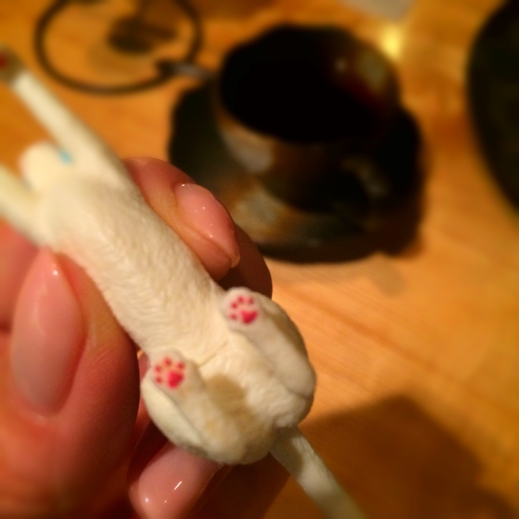 ネコに肉球発見！（笑）