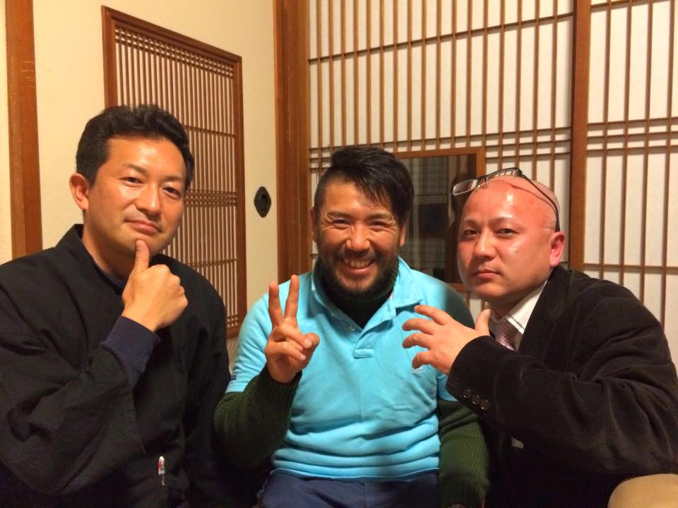 中央 冬限定米沢十割そば 千葉さんを囲んで 左 吉亭吉澤さん、右 新高湯アズナ王(笑)