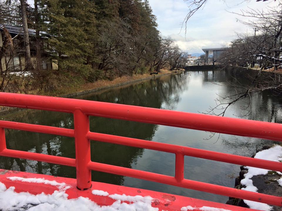 お堀の周りにも雪がない状態~