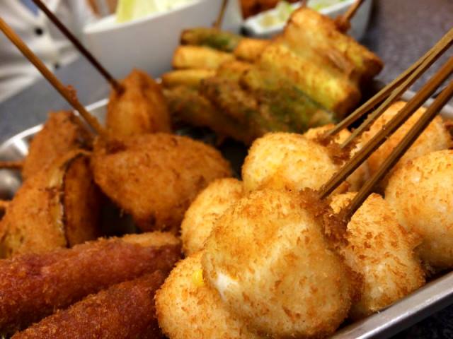 ソースの二度漬けはしちゃいけない串カツもつい。