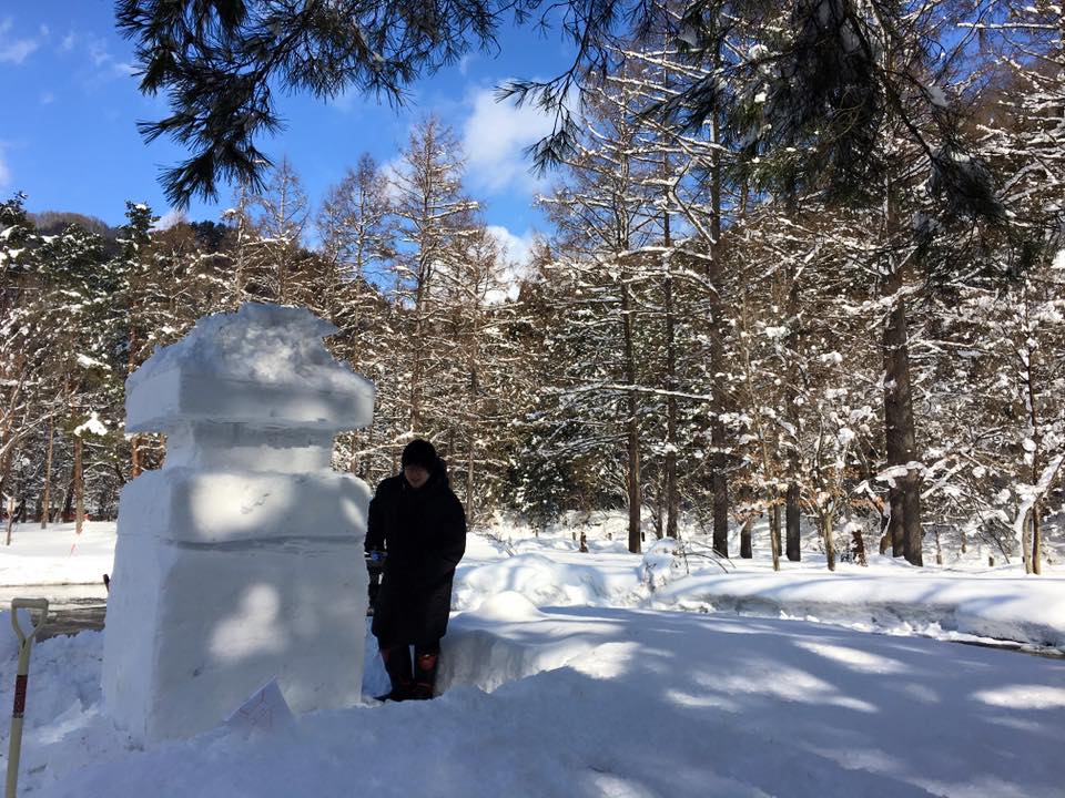フロントのりんりんがコンノとバトンタッチで雪灯篭削りーー
