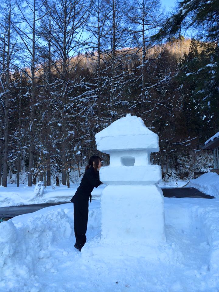 午後に ほぼ完成した雪灯篭と かえでさん♪