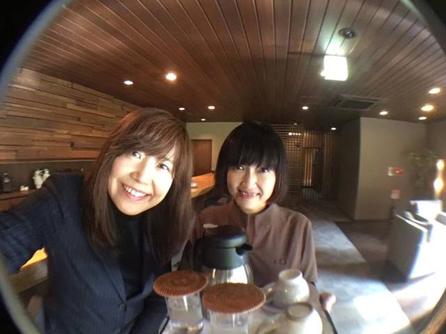 お宿のラウンジで　まなみちゃんとパチリ☆ハーブティーのご用意をして