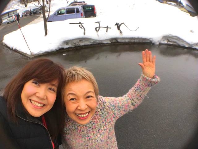 すみれの 書をバックに 先生とパチリ☆