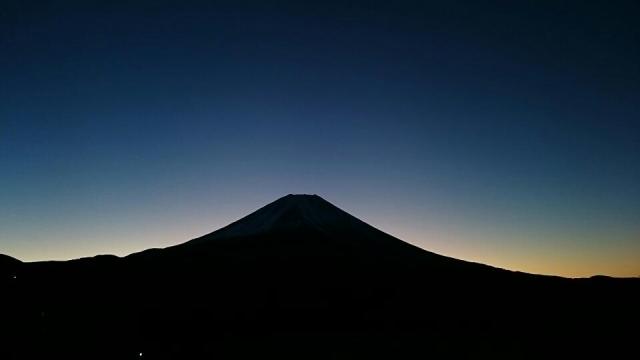 朝霧高原からの富士山。日の出前かな??