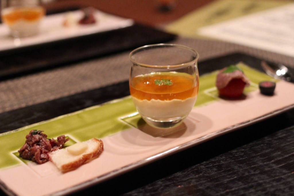 期待が込められた夕食のはじまり。前菜は3種の米沢牛料理で