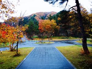 米沢の紅葉と　冬の山と　白い雪。11月14日の風景