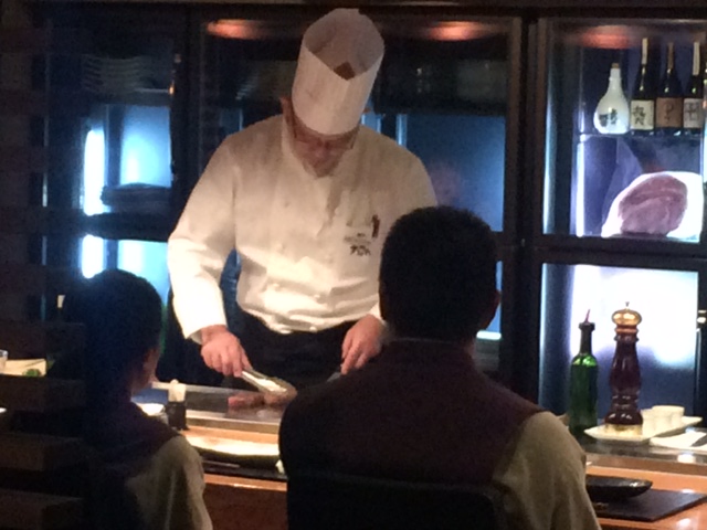 オープンキッチンのカウンターで