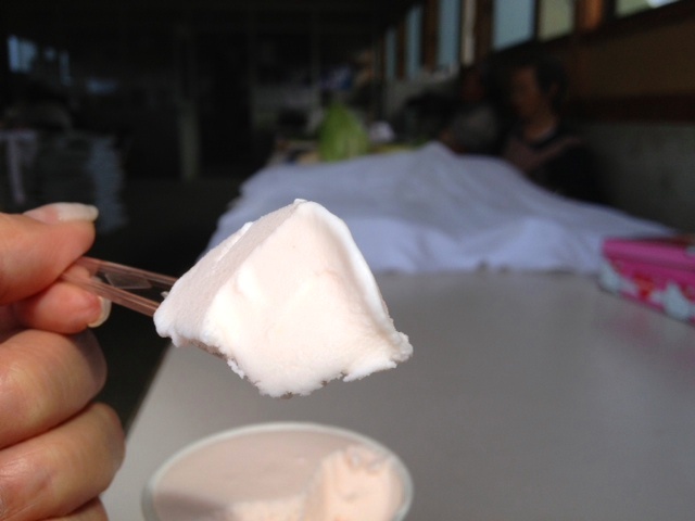 紅花だけど ほんのり桜色?のアイス